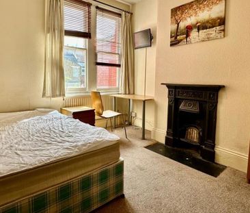 **Single Occupants Only** Ocean present this double room in a SHARE... - Photo 1