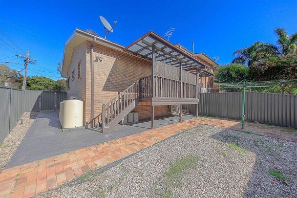 SPACIOUS 2 BEDROOM DWELLING WITH AIRCON & PRIVATE SUNNY YARD - Photo 1