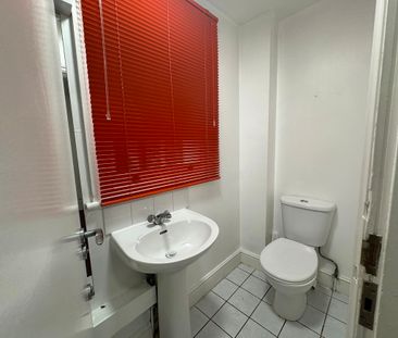 Double Bedsit - Photo 6