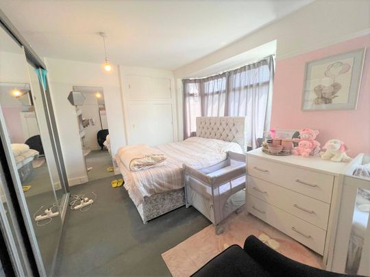 three /four bedroom house close to chadwel heath station- - Photo 1