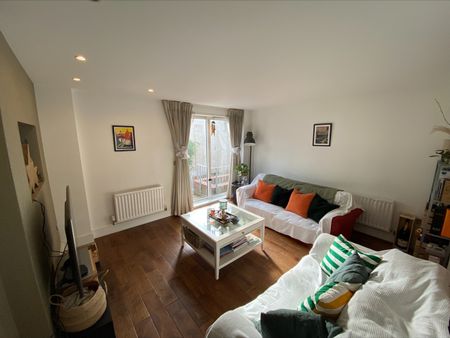 2 Bed Flat, Eltringham Street, SW18 - Photo 2