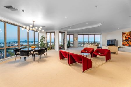 Executive Living with Spectacular Views - Photo 3