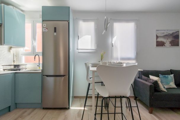 Spacious room with balcony in Madrid - Photo 1