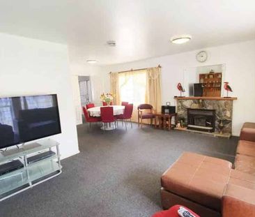 Spacious 4-Bedroom Family Home – Large Site & ... - Photo 2