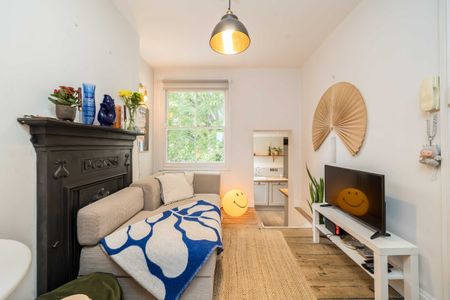 Vicarage Crescent, SW11, London - Photo 2