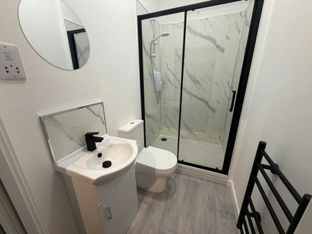 Flat to rent on - Photo 2