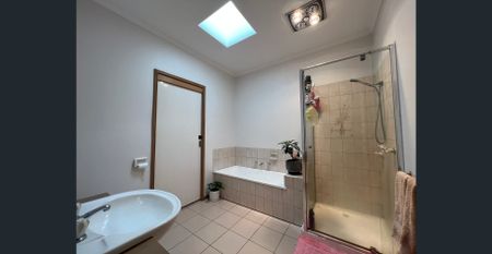 Location! Location! Don't Miss Out ! - Photo 2