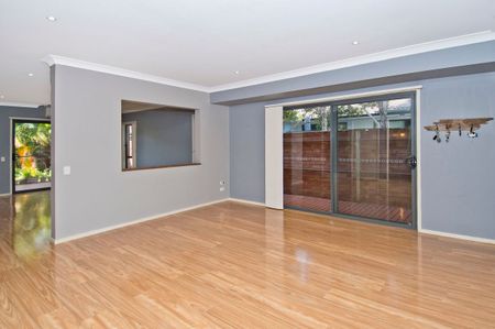 Spacious Upper Coomera Townhouse - Photo 4