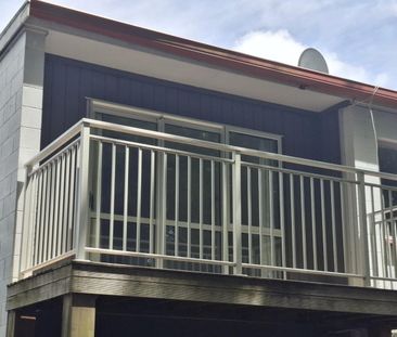 Very tidy two bedroom upstairs flat in quiet street. - Photo 6