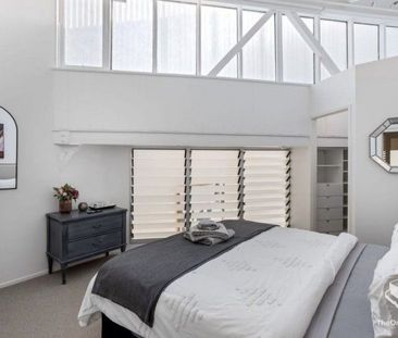 LOCATION ! LOCATION! - Photo 5