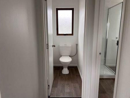 Renovated 3 Bedroom Home - Chartwell - Photo 5