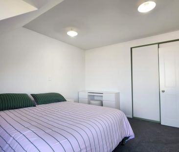 Semi-Furnished Townhouse with Double Internal Garage in Perfect Loc... - Photo 6