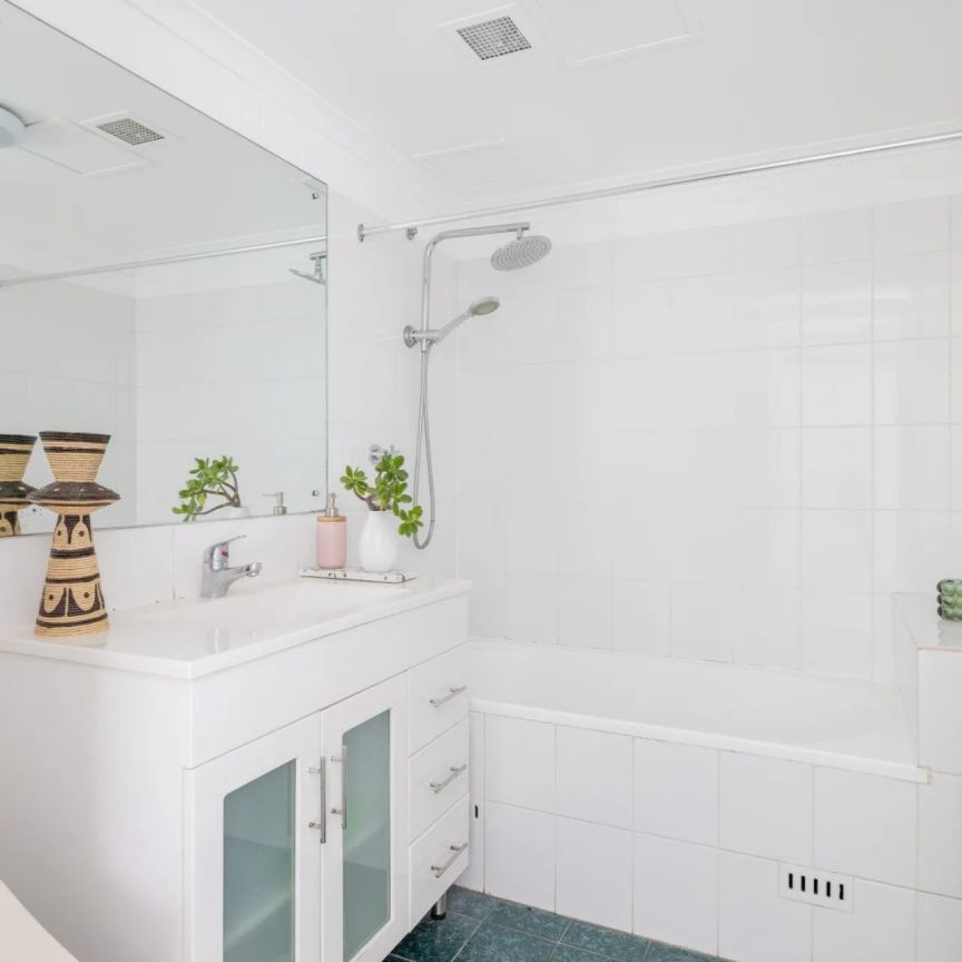 Fully furnished apartment with pool views in Glebe - Photo 1