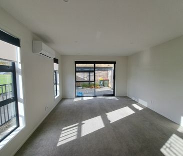 MODERN, SUNNY TOWNHOUSE IN PRIME LOCATION - Photo 3