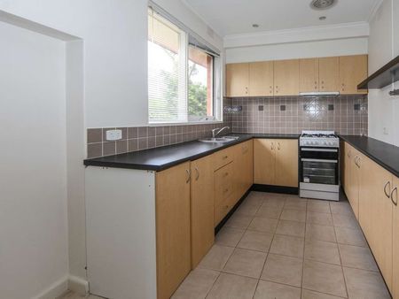 Spacious and private 1 bedroom apartment in Malvern East - Photo 3