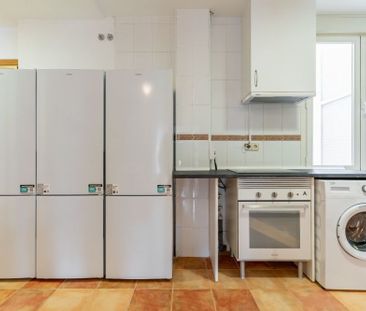 Spacious room with semi-private terrace in Cuatro Caminos - Photo 6