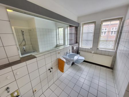 Exklusive 3-Zi.-Maisonette-Wohnung mit neuer EBK, Süd-Balkon und traumhaftem Aus ... - Foto 3