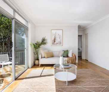 Top-floor apartment with sunny, northern aspect - Photo 5