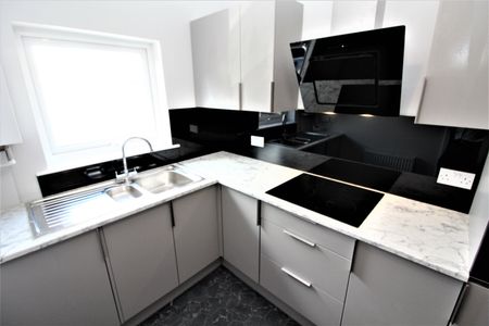 Waltham Gardens, Manchester - Photo 2