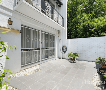 Modern & Convenient Townhouse in Prime Indooroopilly Location - Photo 6