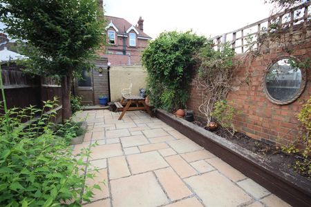 2 bedroom Terraced House to let - Photo 5