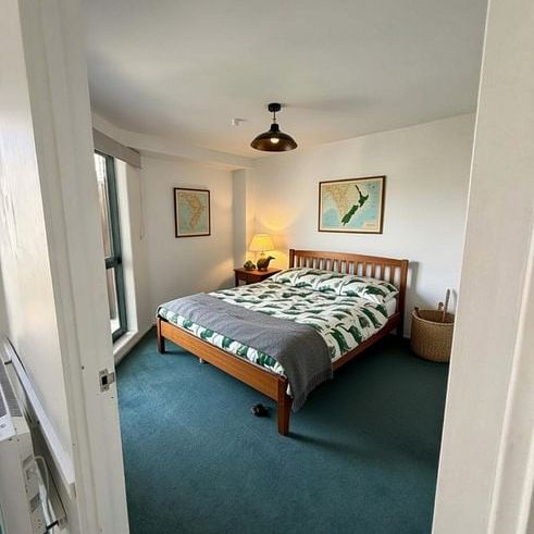 Sunny 2 bedroom apartment with dedicated car park - Photo 1