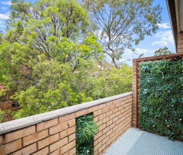 Renovated 2 bedroom apartment with a leafy outlook - Photo 3