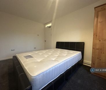 1 bedroom in a flat share to rent - Photo 3