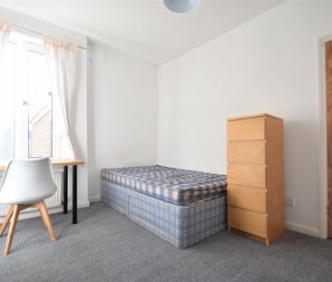 4 bedroom terraced house to rent - Photo 5