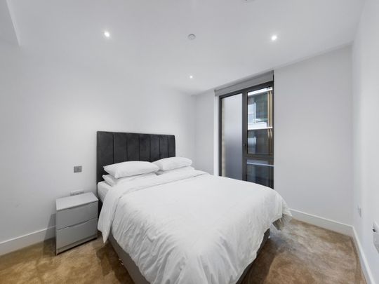 2 bedroom flat in London - Photo 1