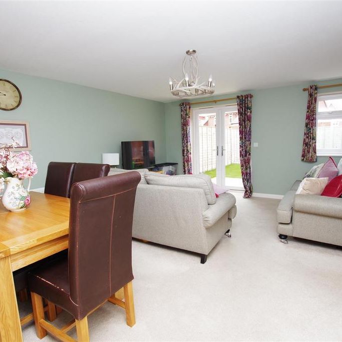 4 bedroom semi-detached house to rent - Photo 1