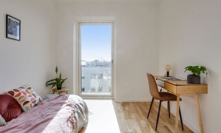 Velbeliggende 3 værelses seniorbolig med stort badeværelse, privat altan og godt fællesskab - Photo 4