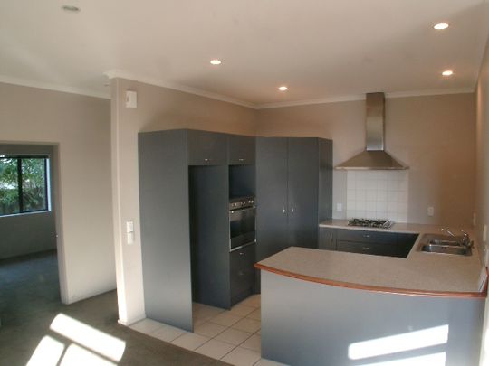 14 Milford Street, Aotea - Photo 1