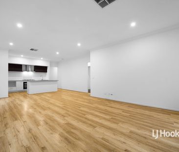 Contemporary Living in the Heart of Grandview Estate! APPLICATIONS ... - Photo 6