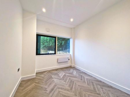 Redfields Lane, Church Crookham, Fleet, Hampshire, GU52 - Photo 3