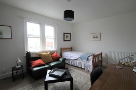 1 bedroom in a house share to rent - Photo 2