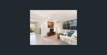 Massive 3 Bedroom Townhouse with double garage - Photo 2