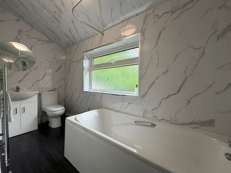 Green Lane, Sunbury-on-Thames, Surrey,TW16 - Photo 2