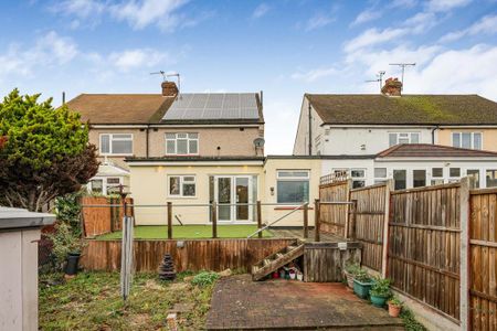 3 bedroom semi-detached house to rent - Photo 2