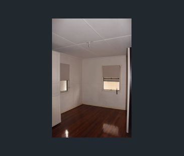 TWO BEDROOM HOUSE CLOSE TO SHOPS - Photo 2