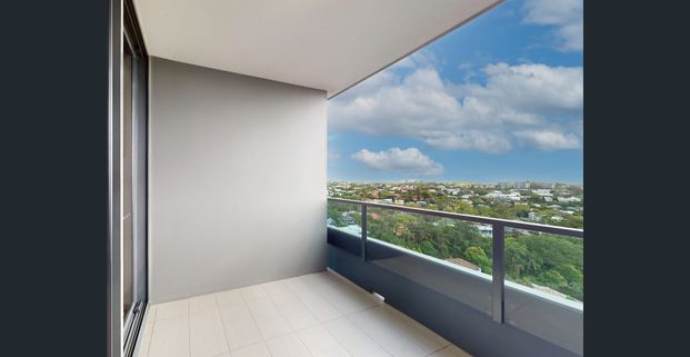 Modern 1-Bedroom Apartment with Rooftop Pool, Gym & City Views - Photo 1