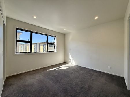 Modern 2-Bedroom Townhouse in Lower Hutt - Photo 2