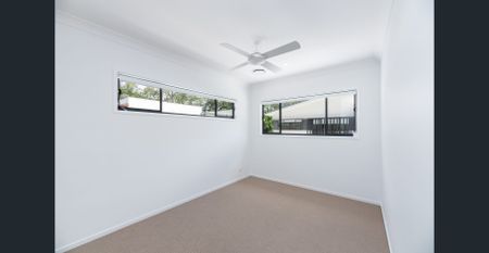 Spacious & Private 4-bedroom townhouse in a peaceful environment! - Photo 4