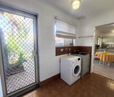 Beautifully Presented 2×1 Villa in a Prime Mount Lawley Location - Photo 1