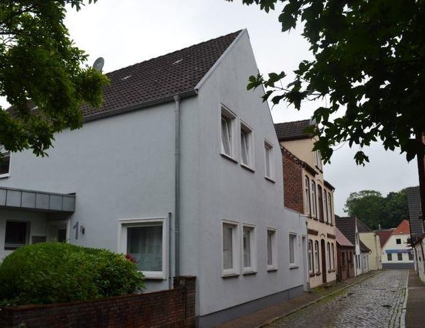 Gepfl. 2 1/2 Zimmer-Wohnung im 1. OG inkl. Pkw-Stellplatz in zentraler Lage in Heide, Kreis Dithm. - Photo 1