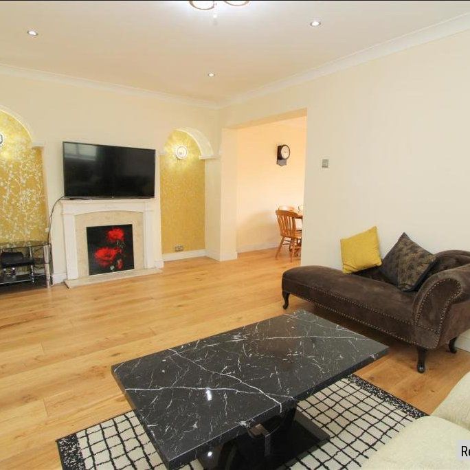 3 bed Semi-detached bungalow in Benfleet Close , Sutton, SM1 3RD - Photo 1