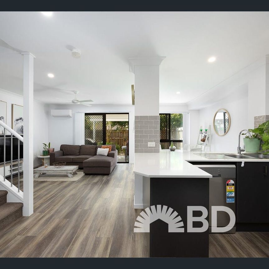 Room for Rent - Modern Townhouse Living near Airport & Beach - Photo 1