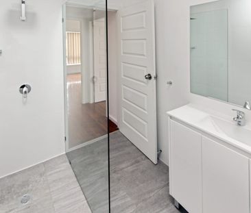 Three-bedroom home with a spacious backyard - Photo 6