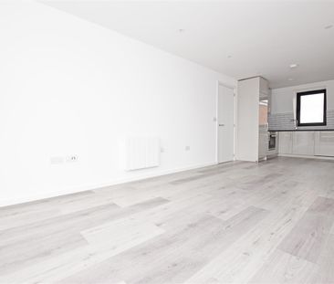 High Street, Hampton Hill, TW12 - Photo 2