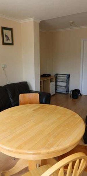 OX Living is proud to present this high-quality 5-bedroom co-living property, perfect for working professionals. Room 2 - Photo 1